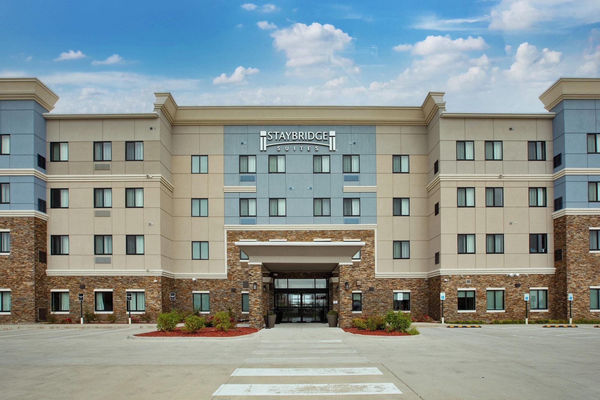 Vista Exterior Staybridge Suites Ames by IHG
