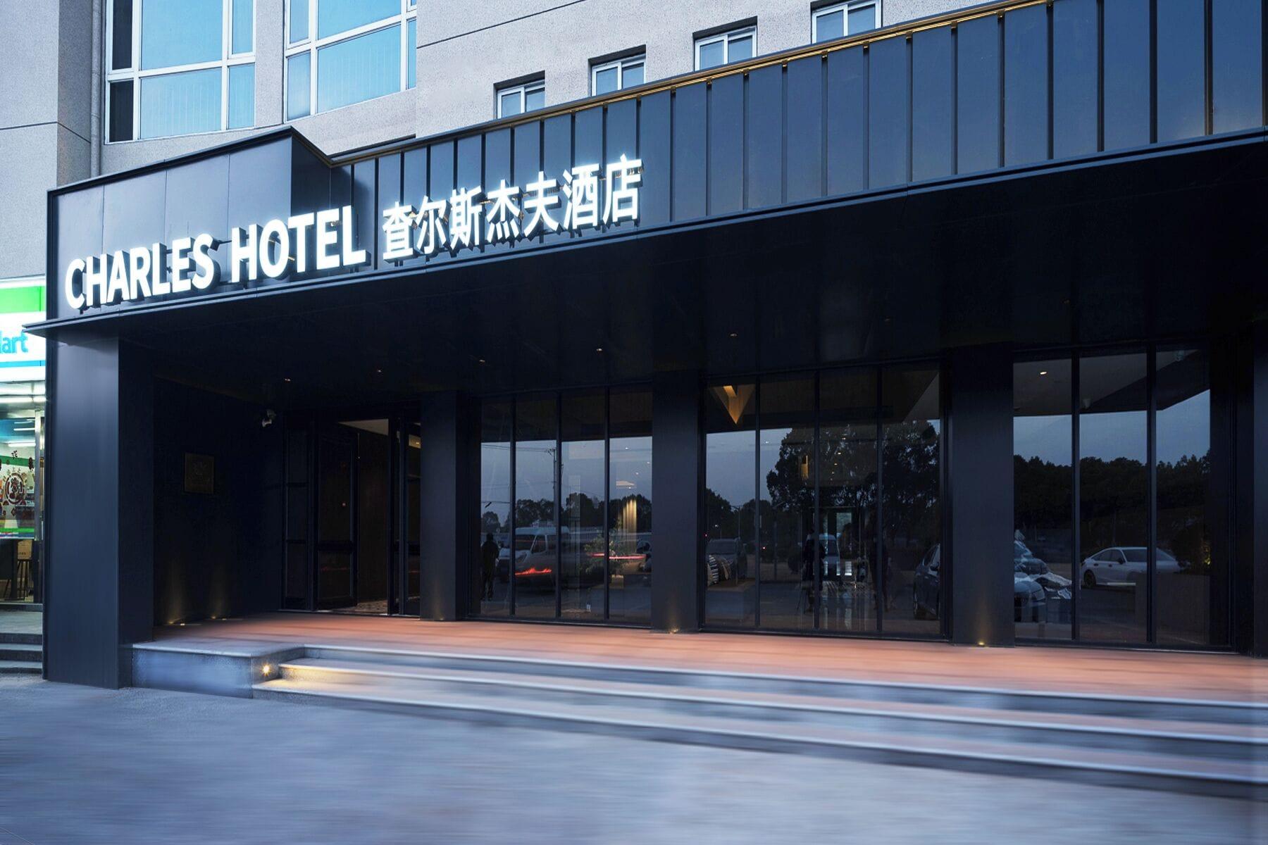 Varios Charles hotel