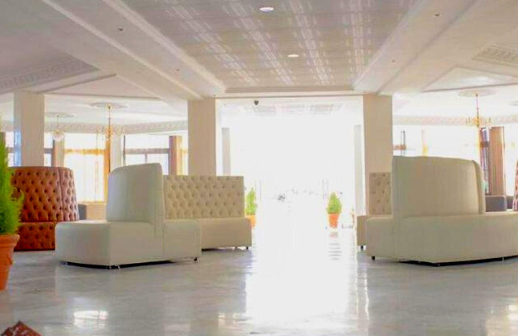 Vista Lobby Angle Atlas Hotel