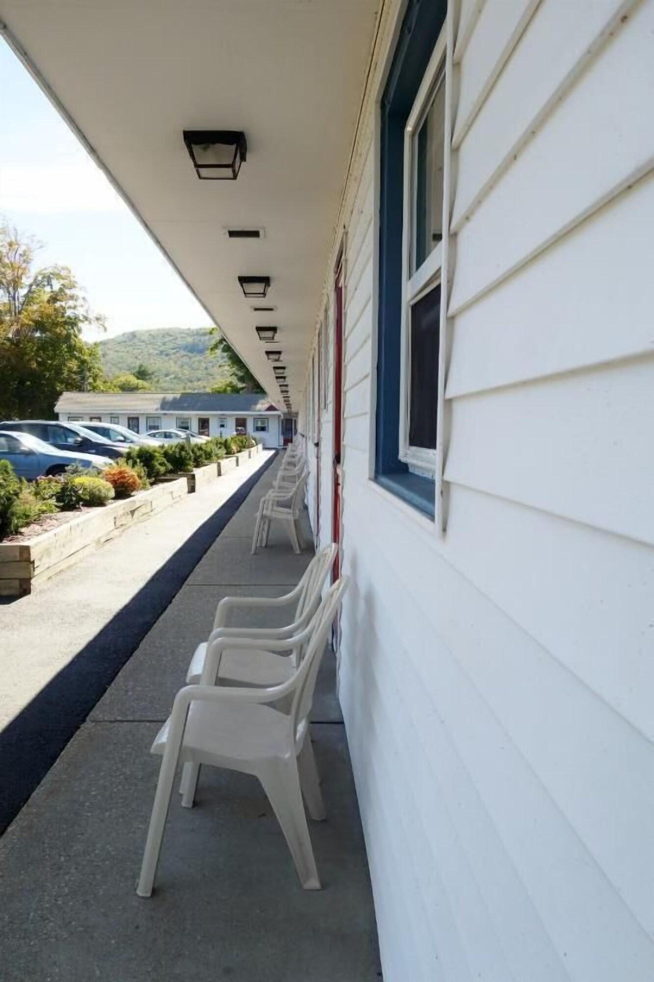 Vista Exterior Monument Mountain Motel