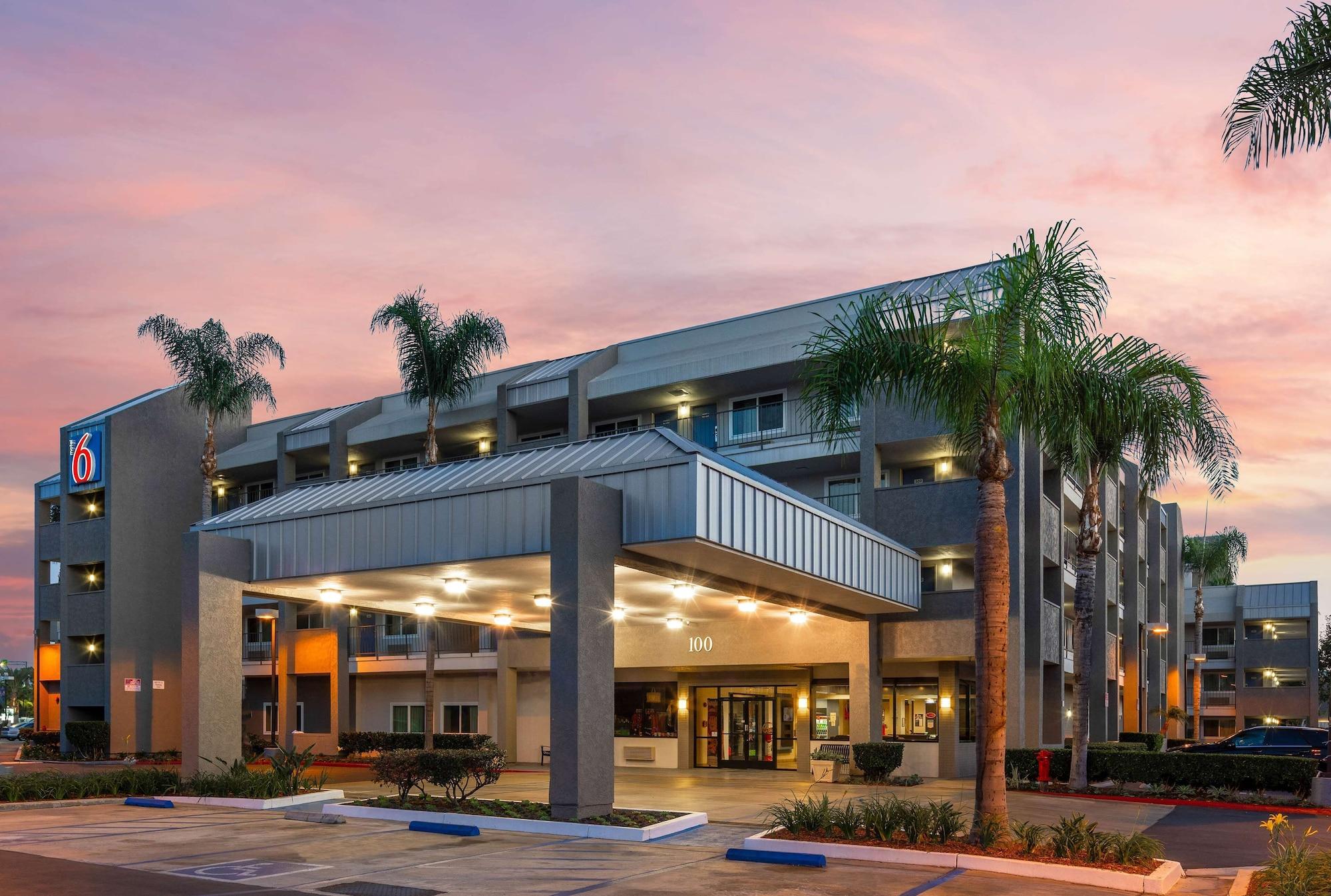 Vista Exterior Motel 6 Anaheim Maingate