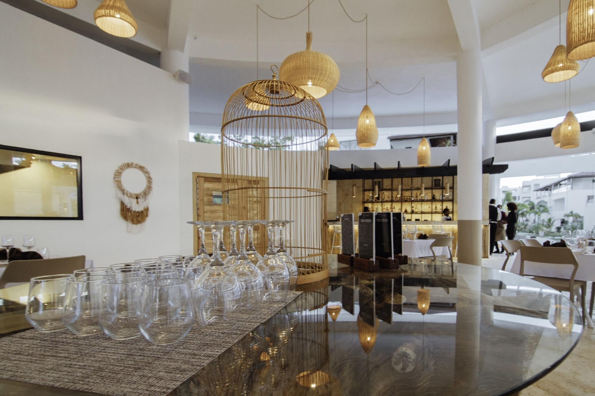 Bar/Salón New Beachfront Penthouse by RedAwning