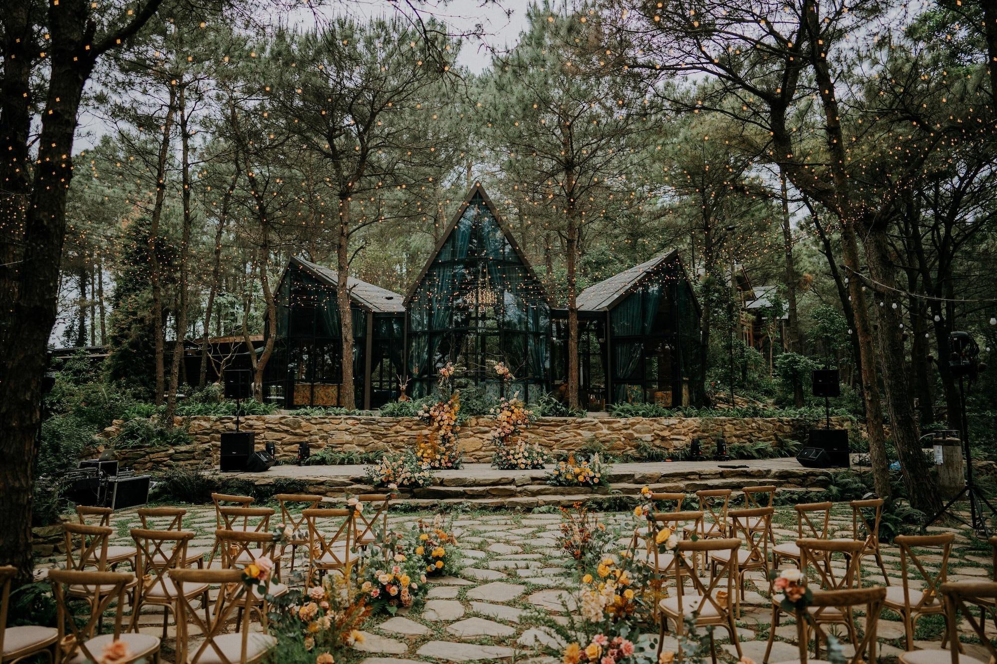 Varios Amaya Retreat