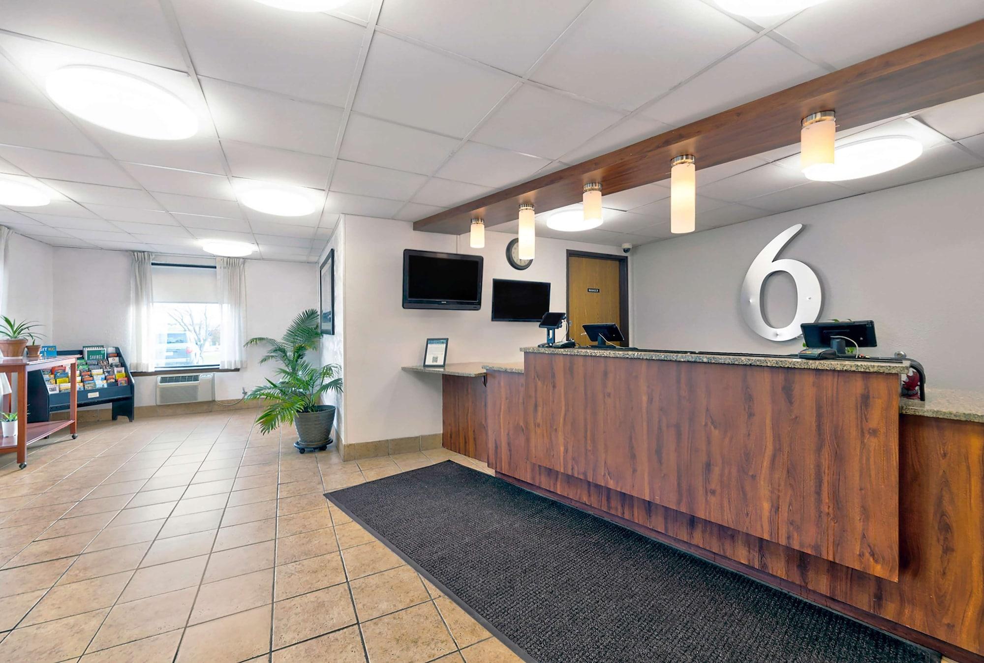 Vista Lobby Motel 6 Cedar Rapids, IA - Airport