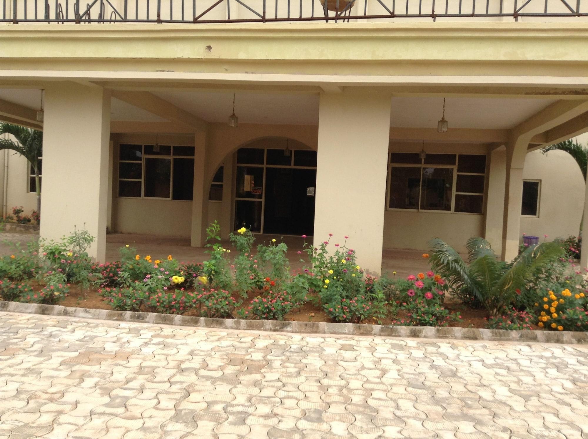 Vista Exterior Pinnacle Hotels and Suites