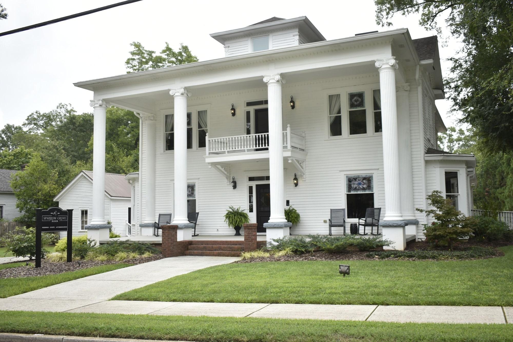 Vista Exterior Sparrow Grove Manor