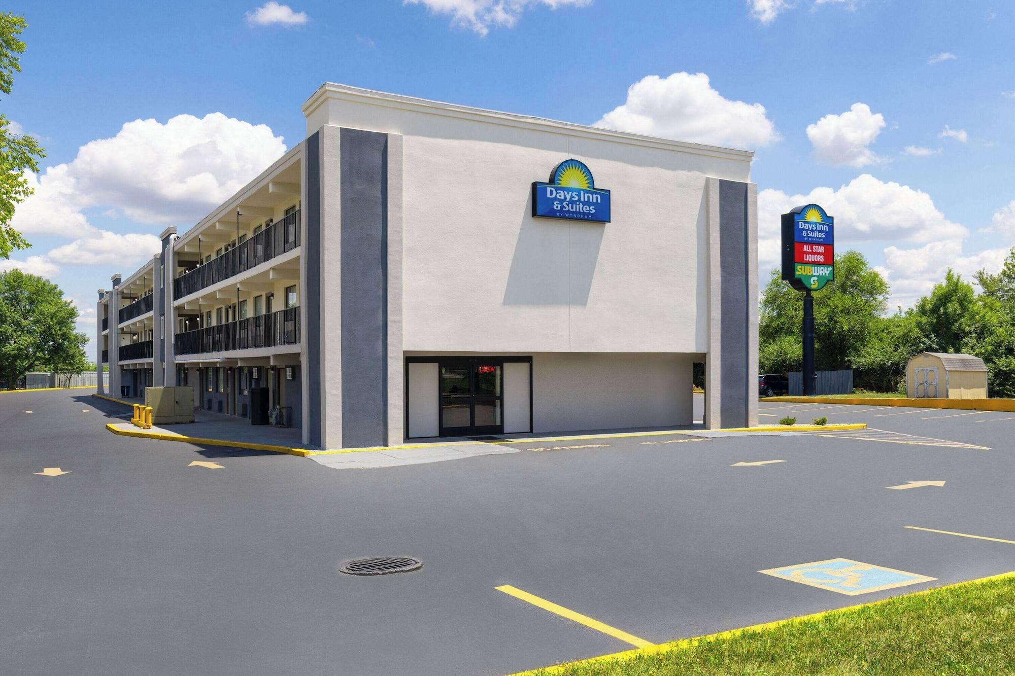 Varios Days Inn & Suites by Wyndham Indianapolis Airport East