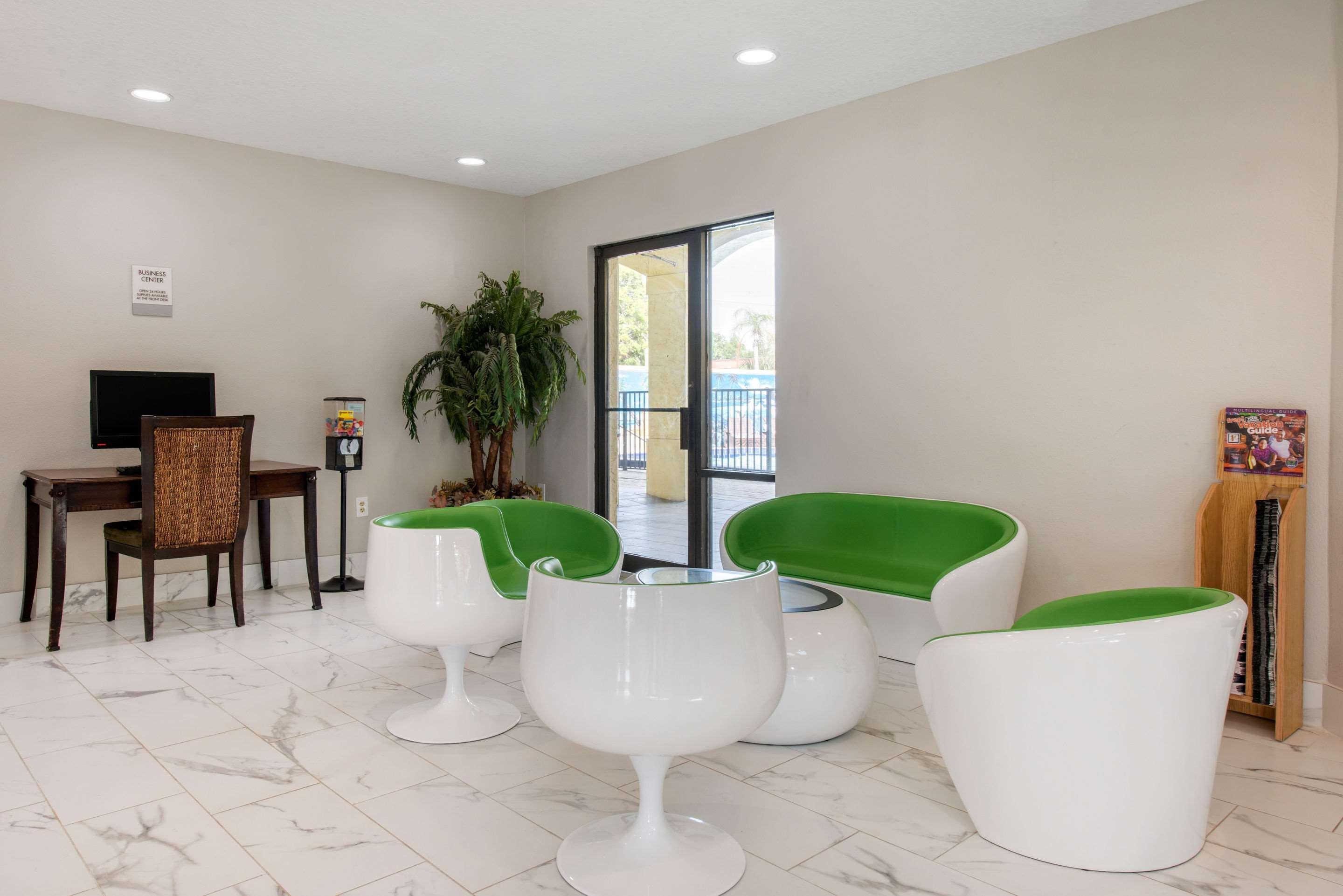 Vista do lobby Clarion Inn & Suites Kissimmee-Lake Buena Vista South