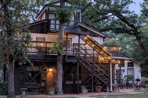 Alquiler Vacacional - Rustic modern cabin surrounded by trees and large yard 25 miles from Waco/Temple