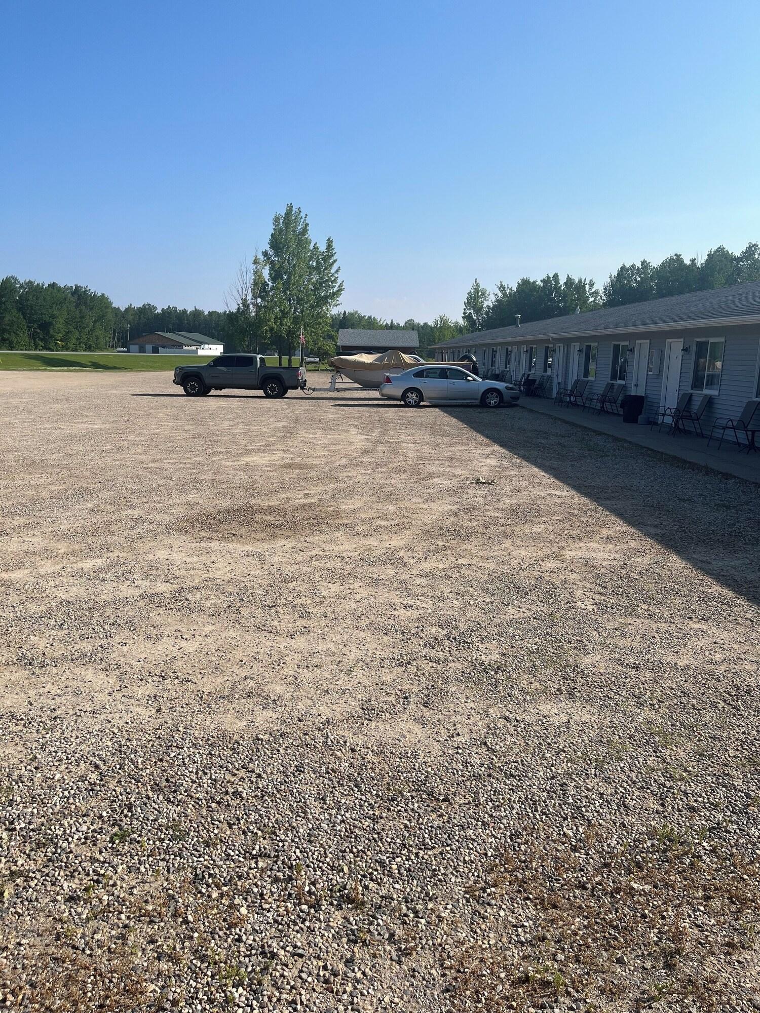 Varios Lakeroad Lodge Motel & Charters