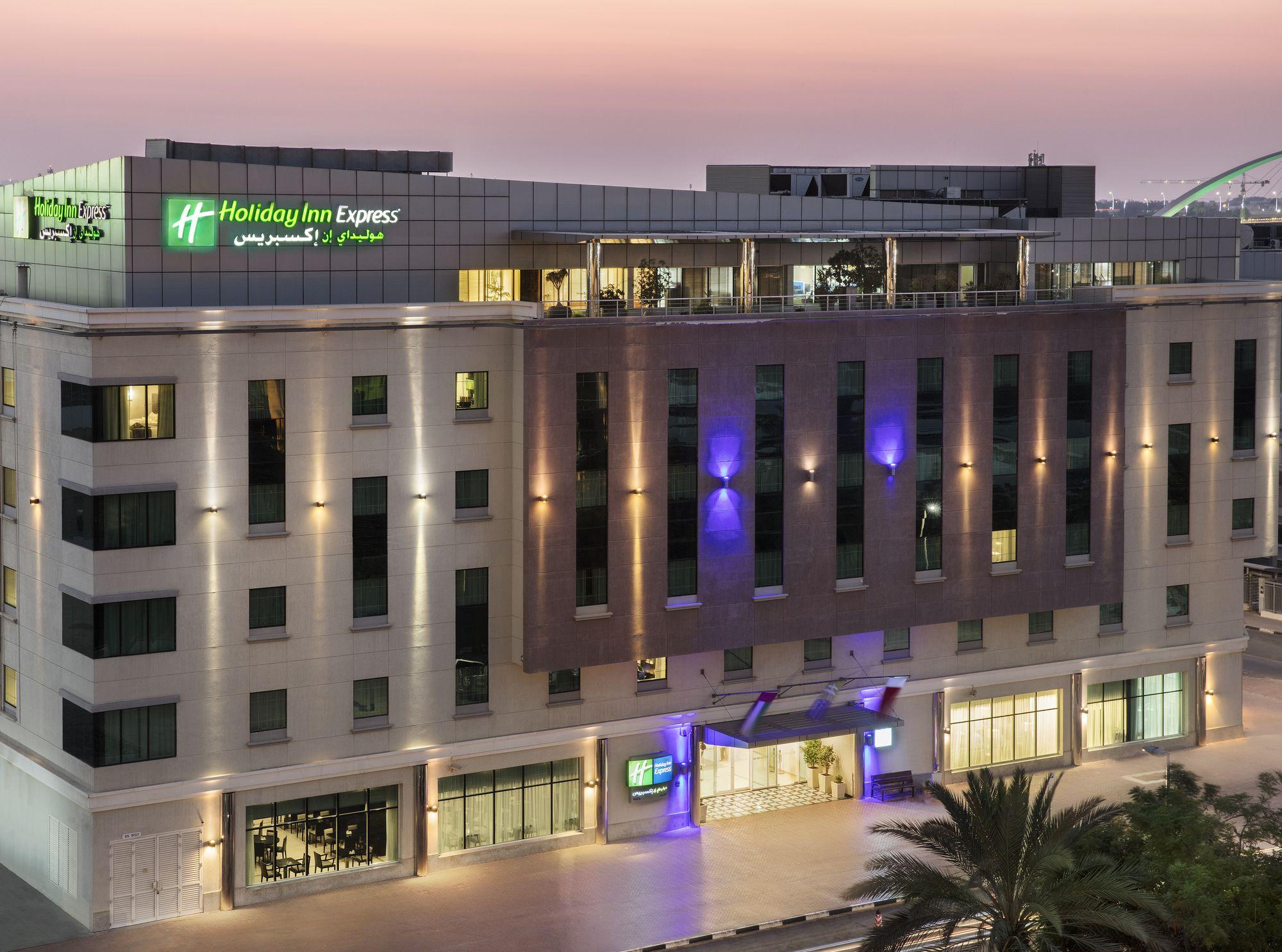 Vista da fachada Holiday Inn Express Dubai Safa Park