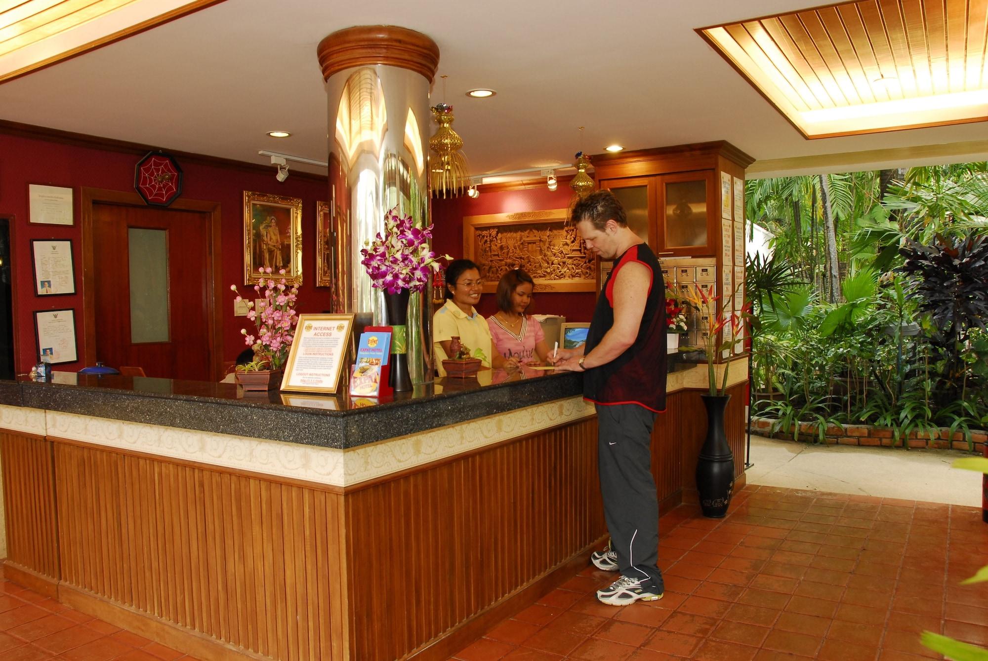 Vista Lobby The Expat Hotel