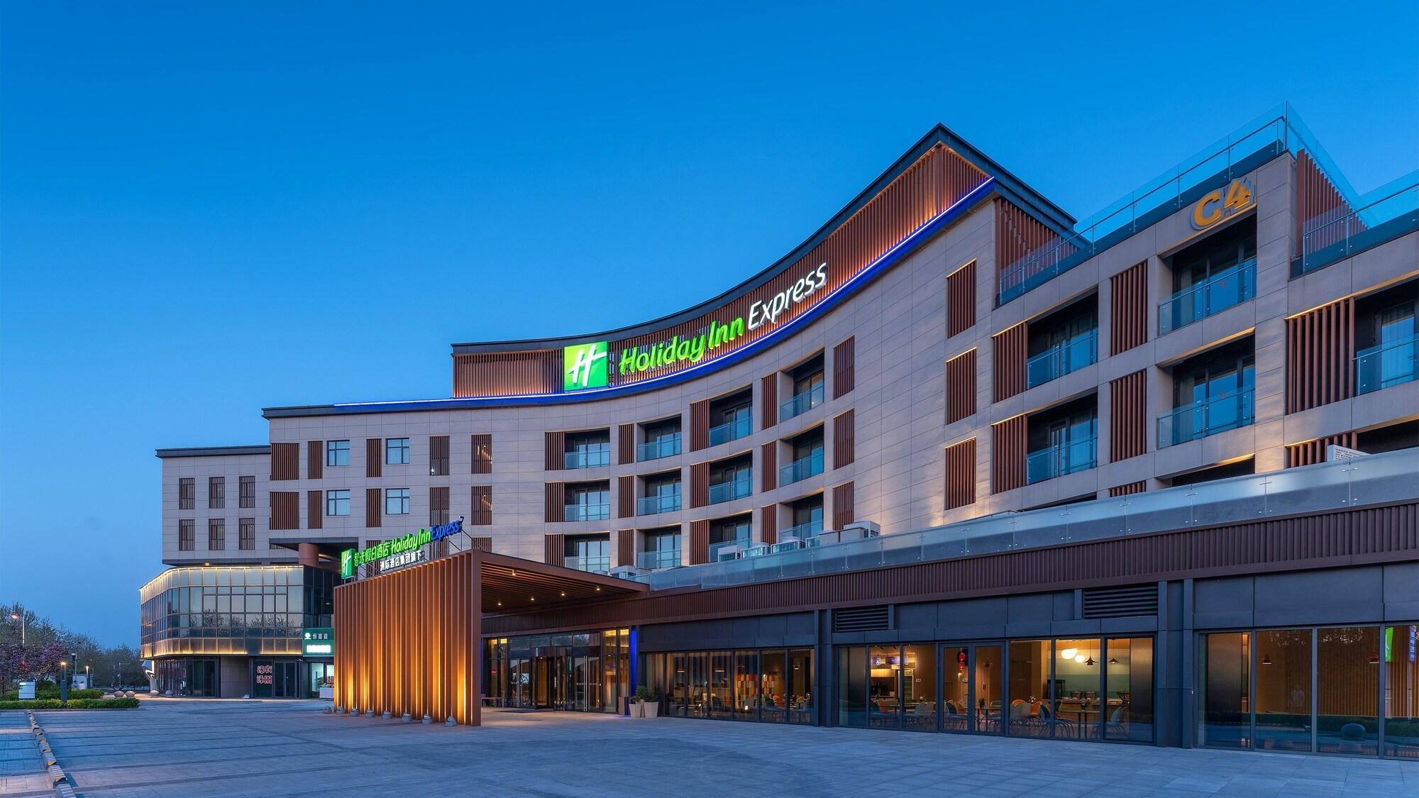 Vista Exterior Holiday Inn Express Dalian Golden Pebble Beach by IHG