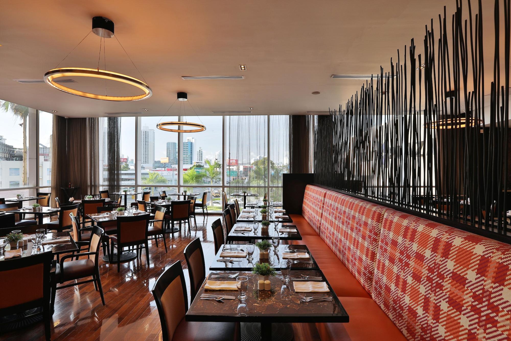 Restaurant Courtyard by Marriott Panama Multiplaza Mall