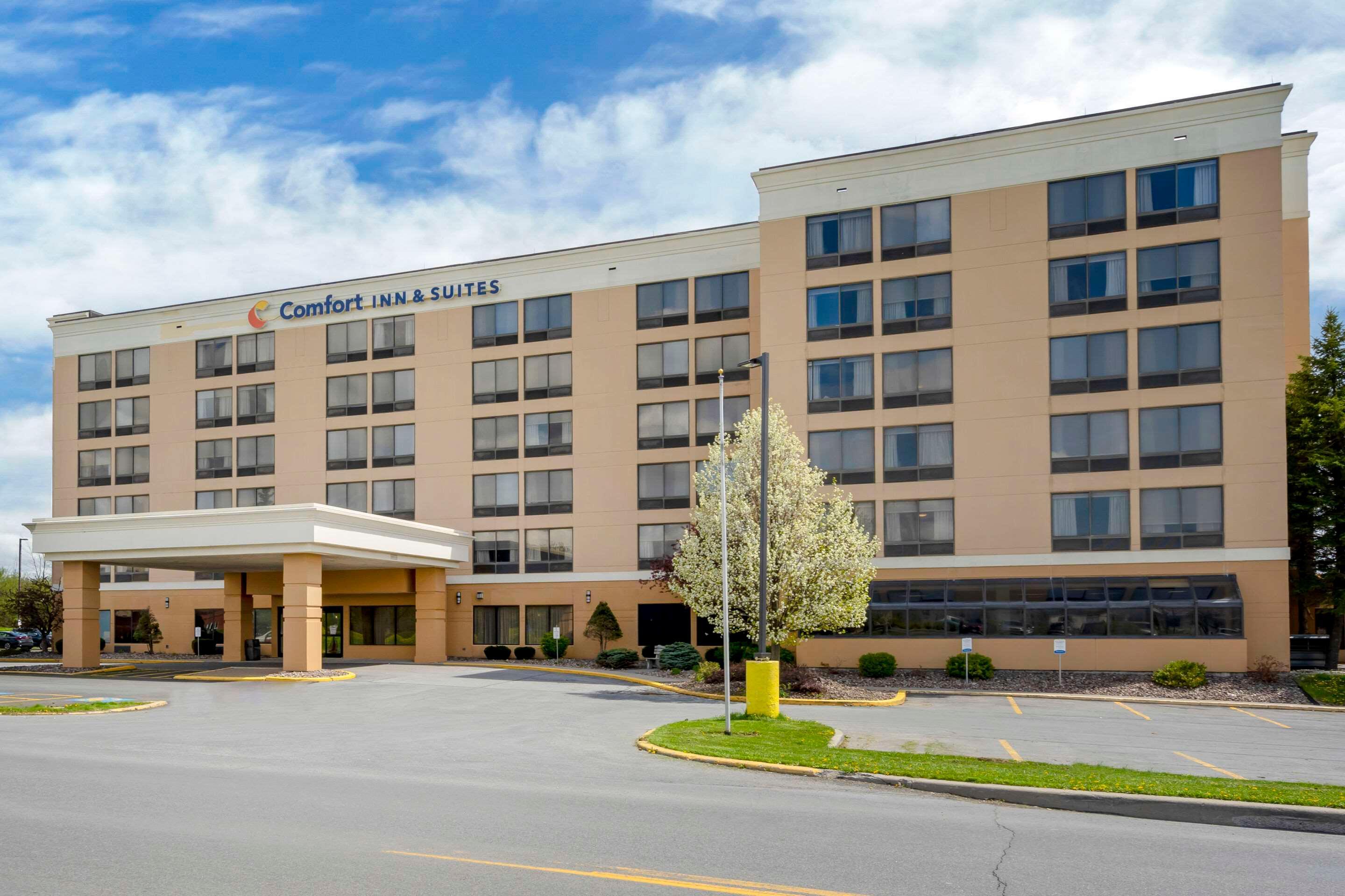 Vista Exterior Comfort Inn & Suites Watertown - 1000 Islands