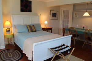 Alquiler Vacacional - Charming Studio, Private Bath, Kitchenette, Deck, Walk to  Beach