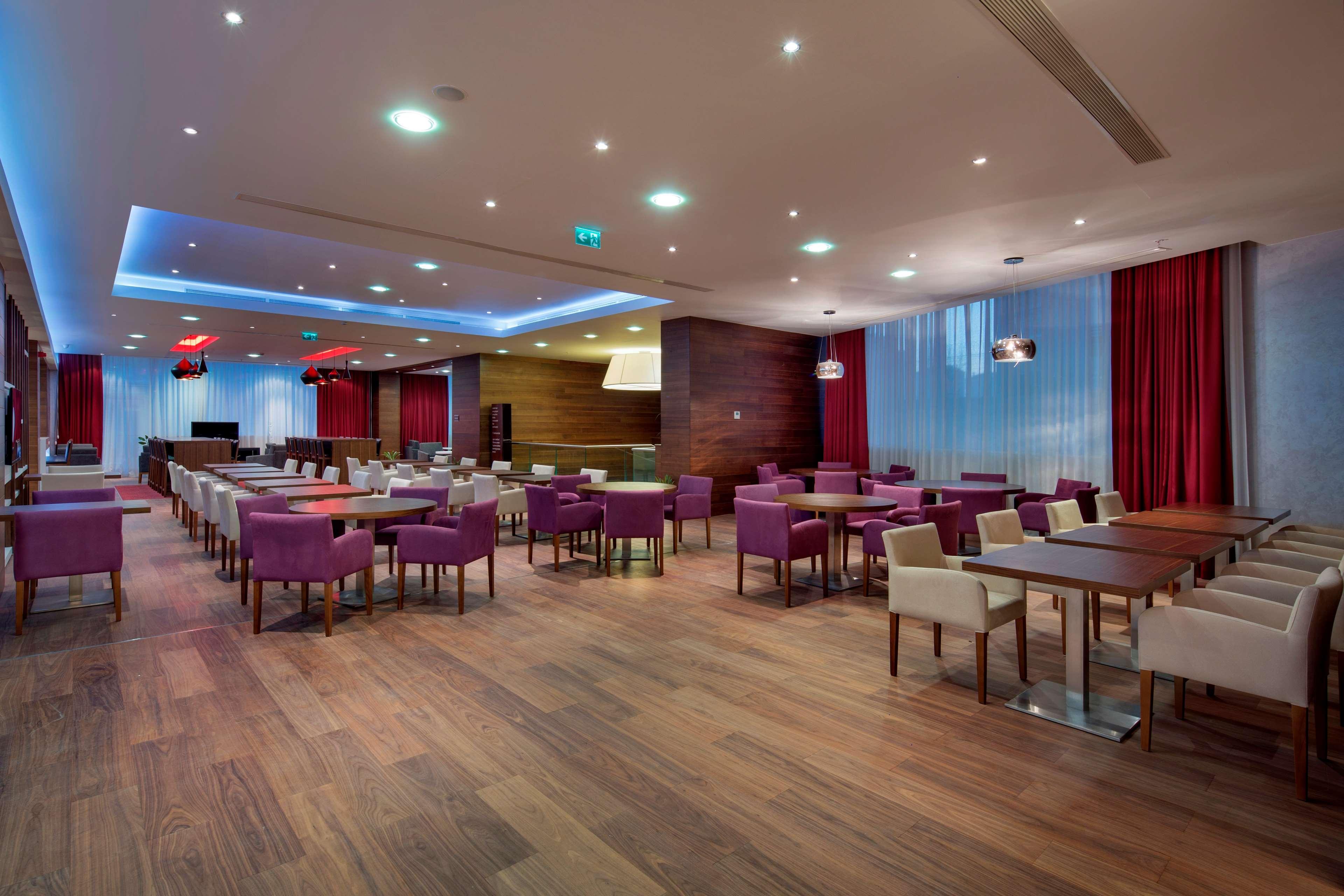 Bar/Salón Hampton by Hilton Istanbul Kayasehir