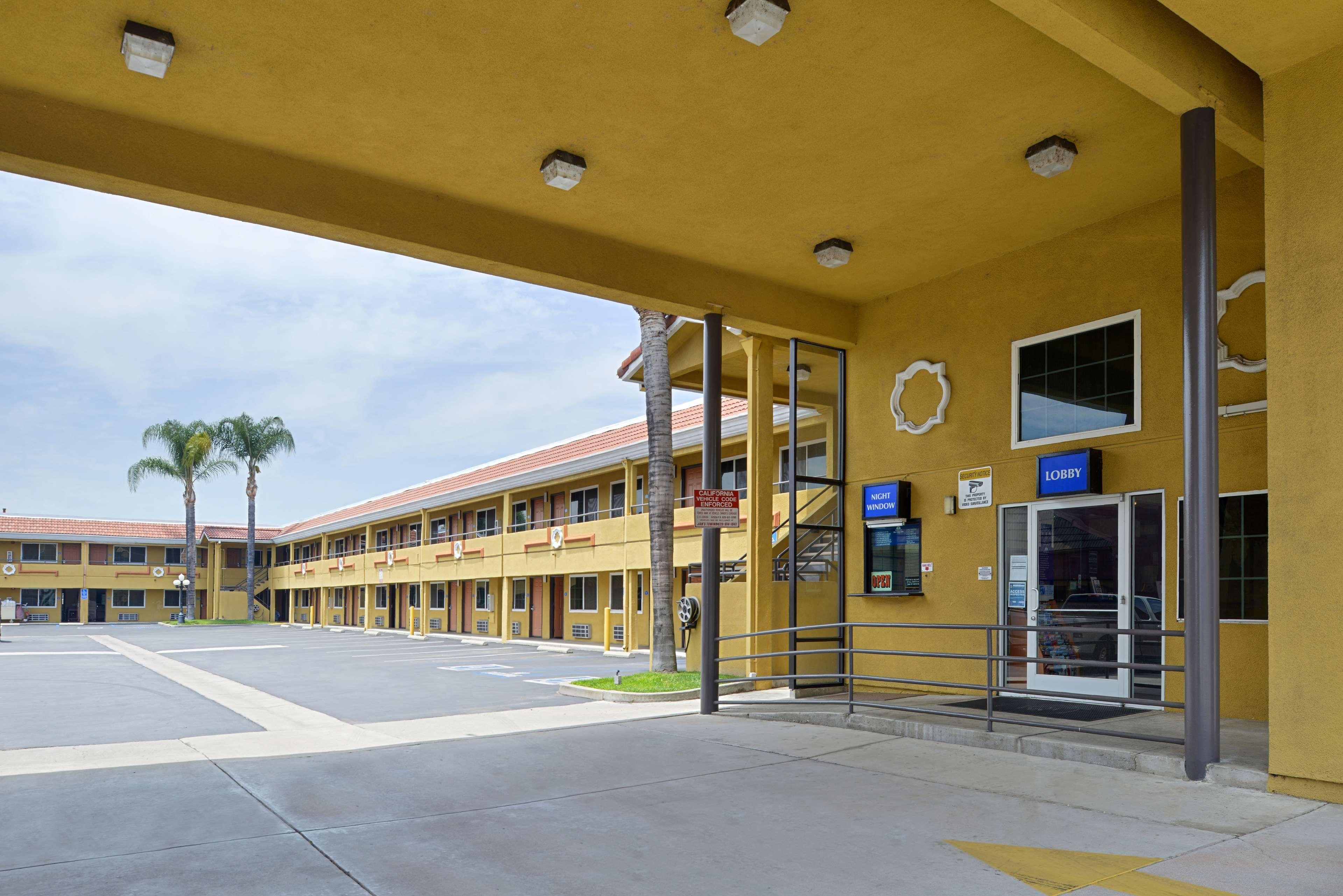 Vista Exterior Americas Best Value Inn Azusa Pasadena