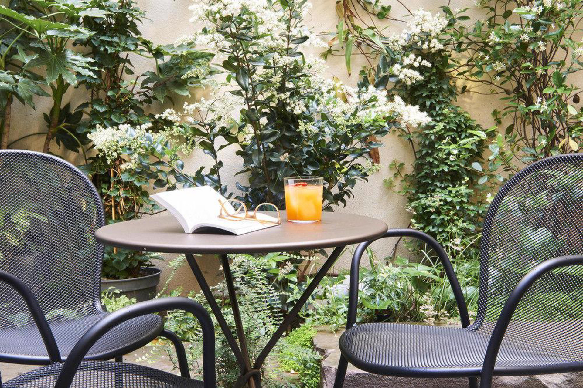 Varios Perpetual Élysée Montaigne