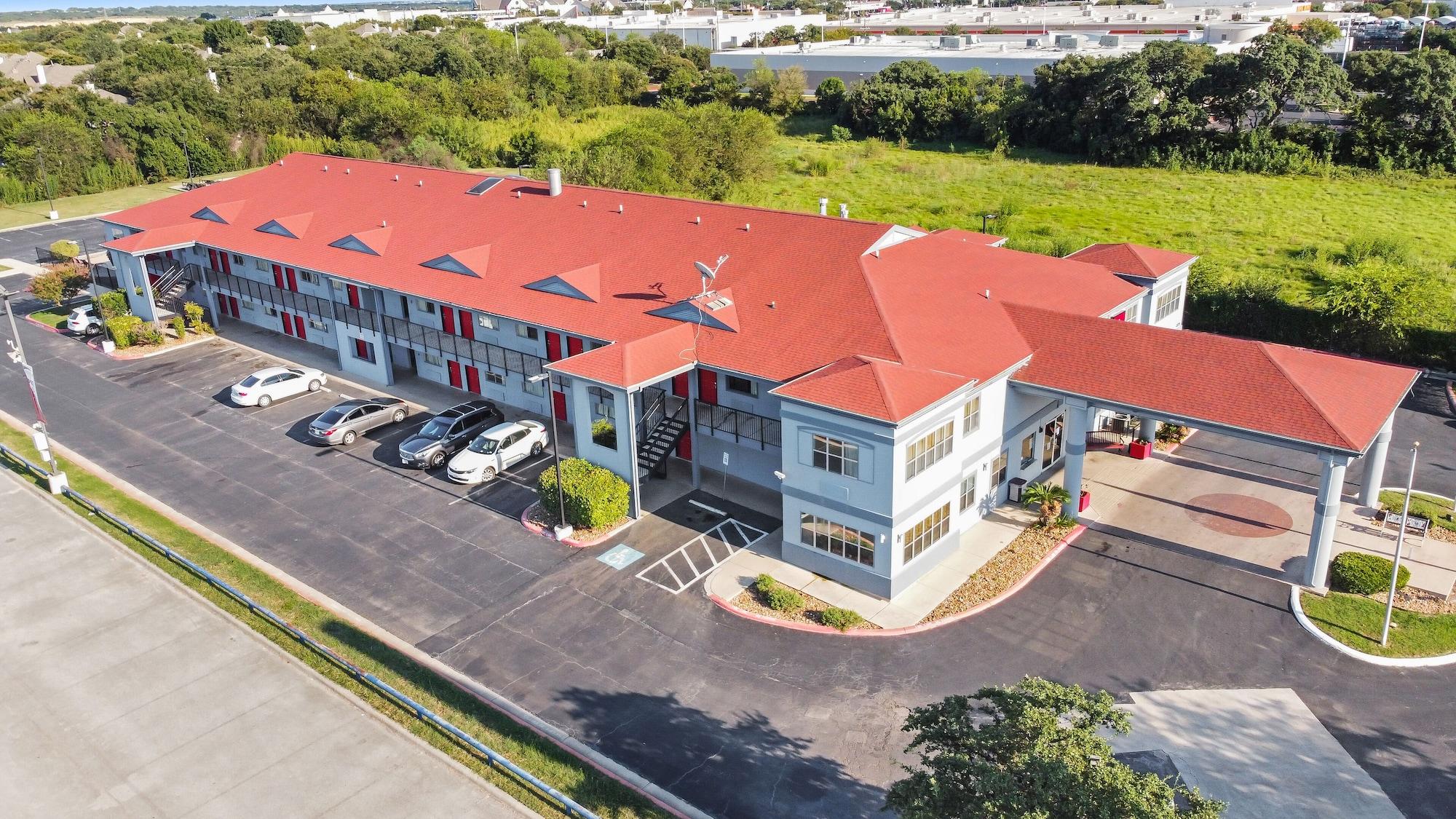 Vista Exterior Quality Inn & Suites I-10 near Fiesta Texas