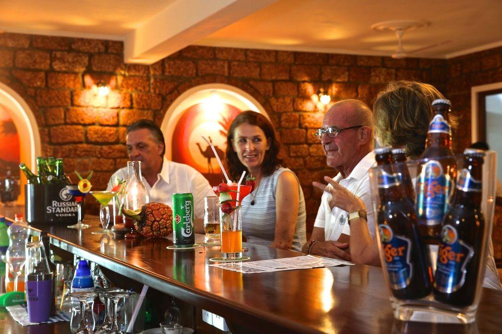 Bar/Salón Whispering Palms Hotel