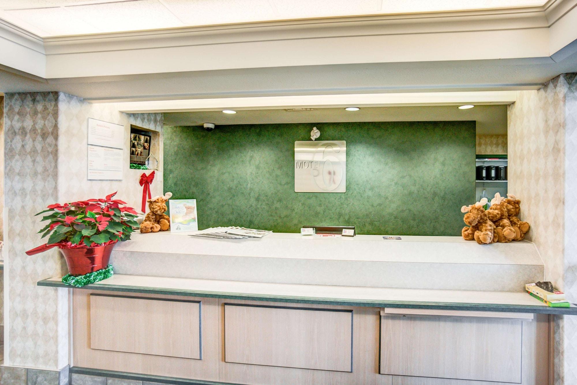 Vista Lobby Motel 6 Red Deer, AB