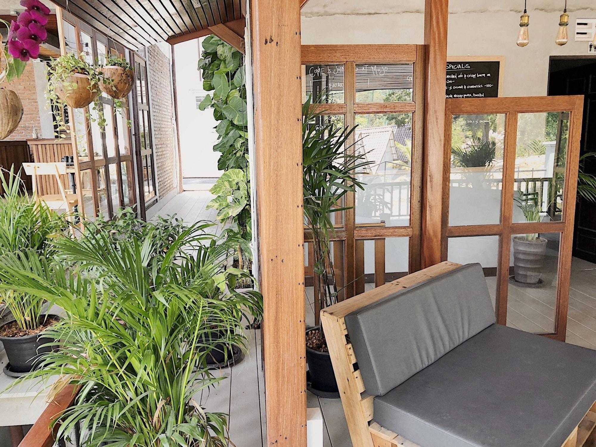 Vista Lobby The Reef Hotel & Studios