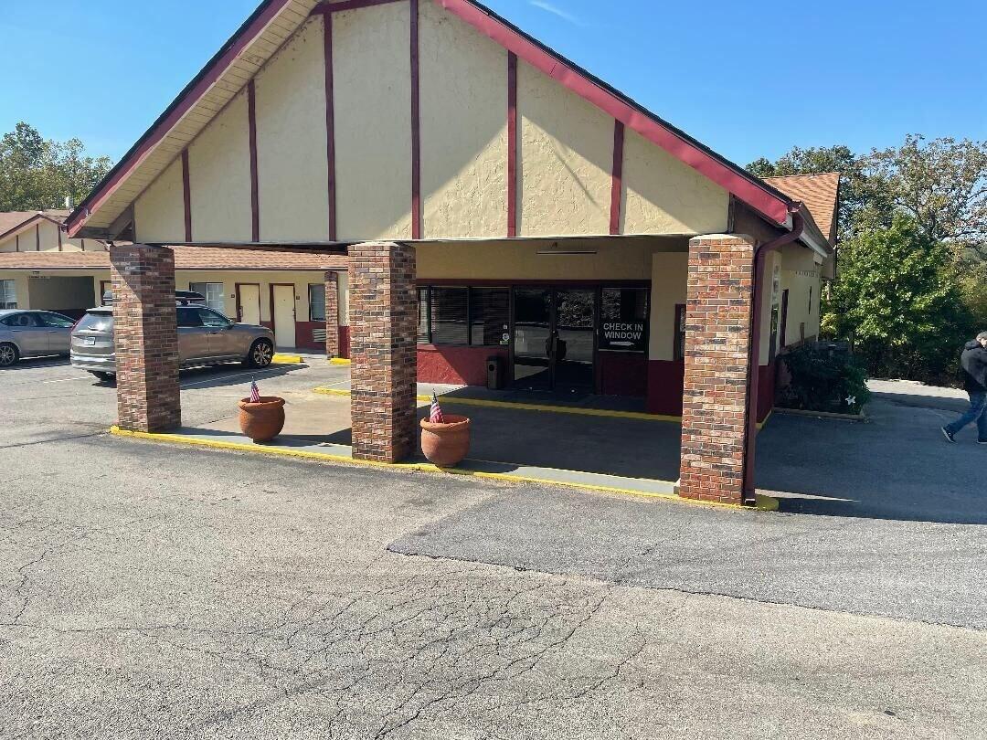 Varios Village Inn of Hardy