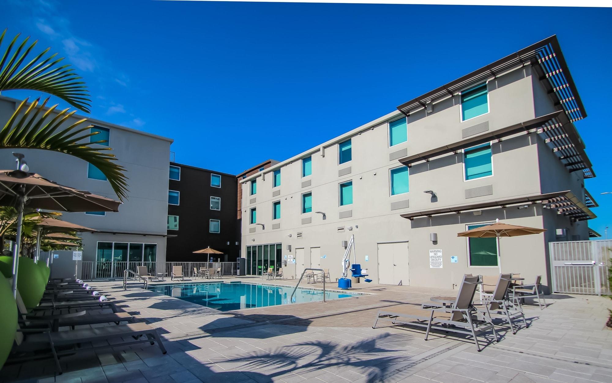 Vista Piscina Holiday Inn Express & Suites Miami Airport East by IHG