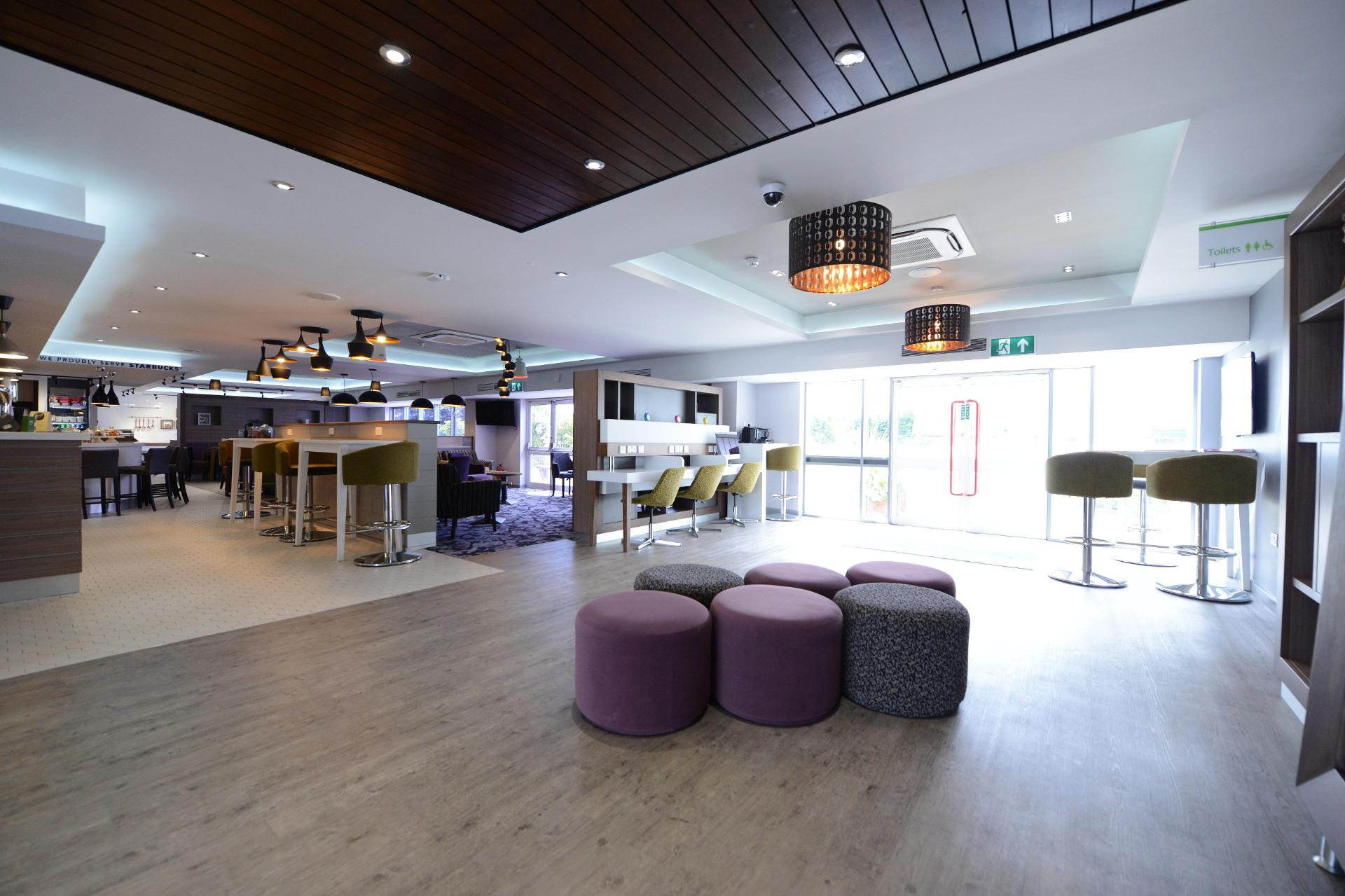 Vista Lobby Holiday Inn Wolverhampton - Racecourse by IHG
