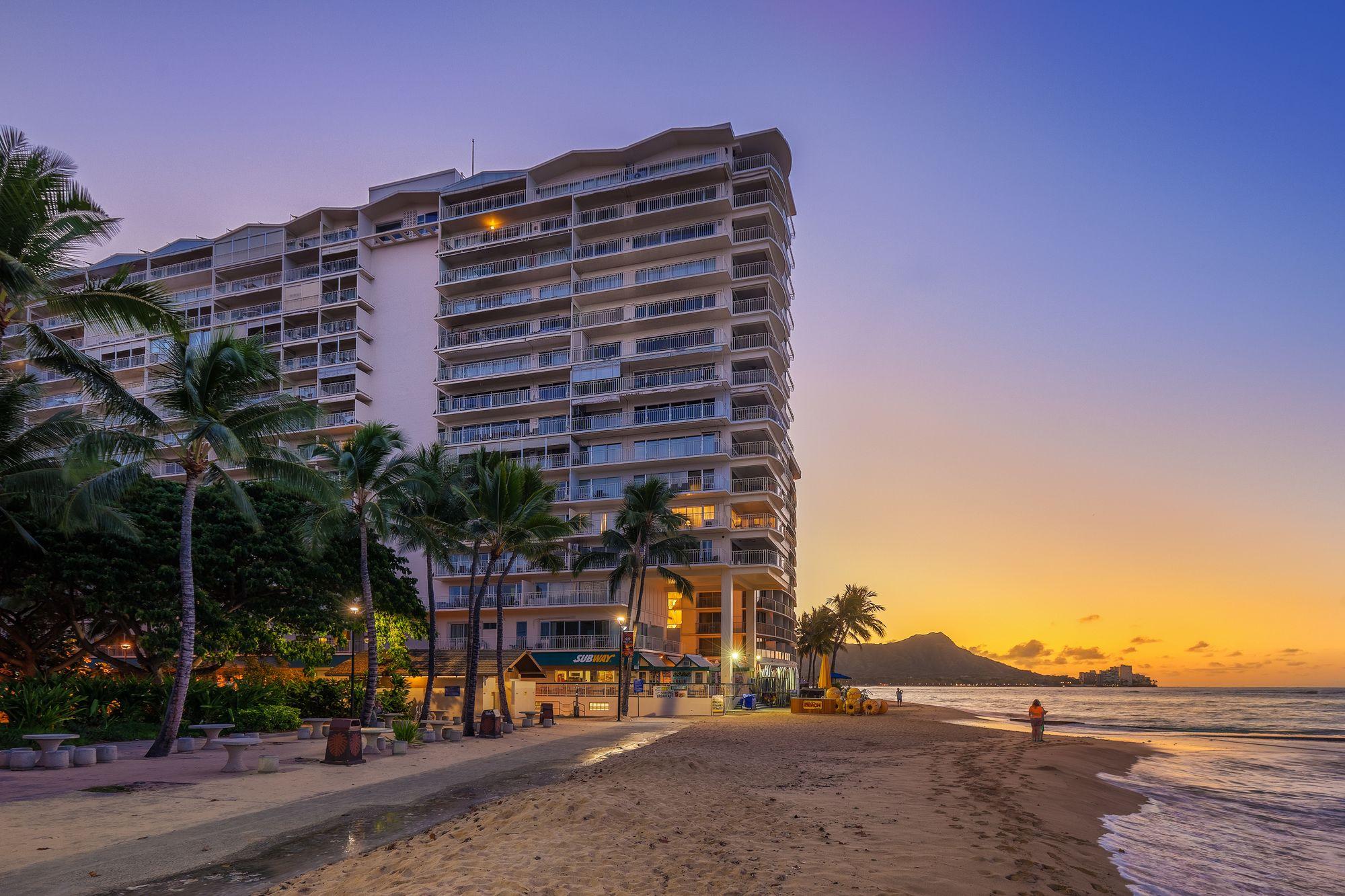 Varios Castle Waikiki Shore Beachfront