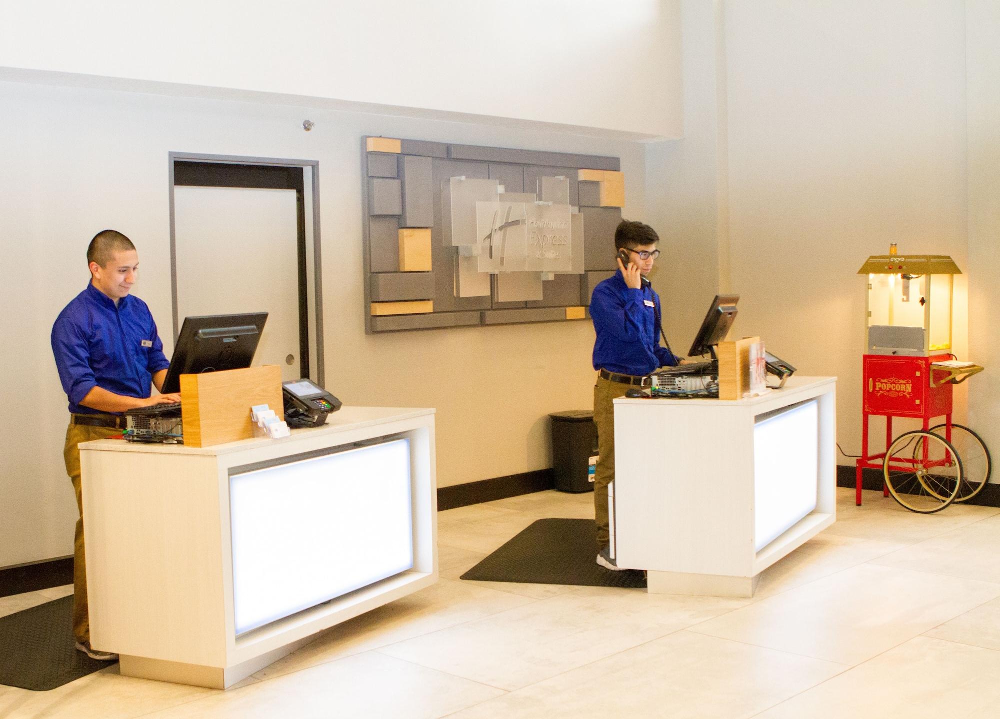 Vista Lobby Holiday Inn Express & Suites San Antonio Medical-Six Flags by IHG