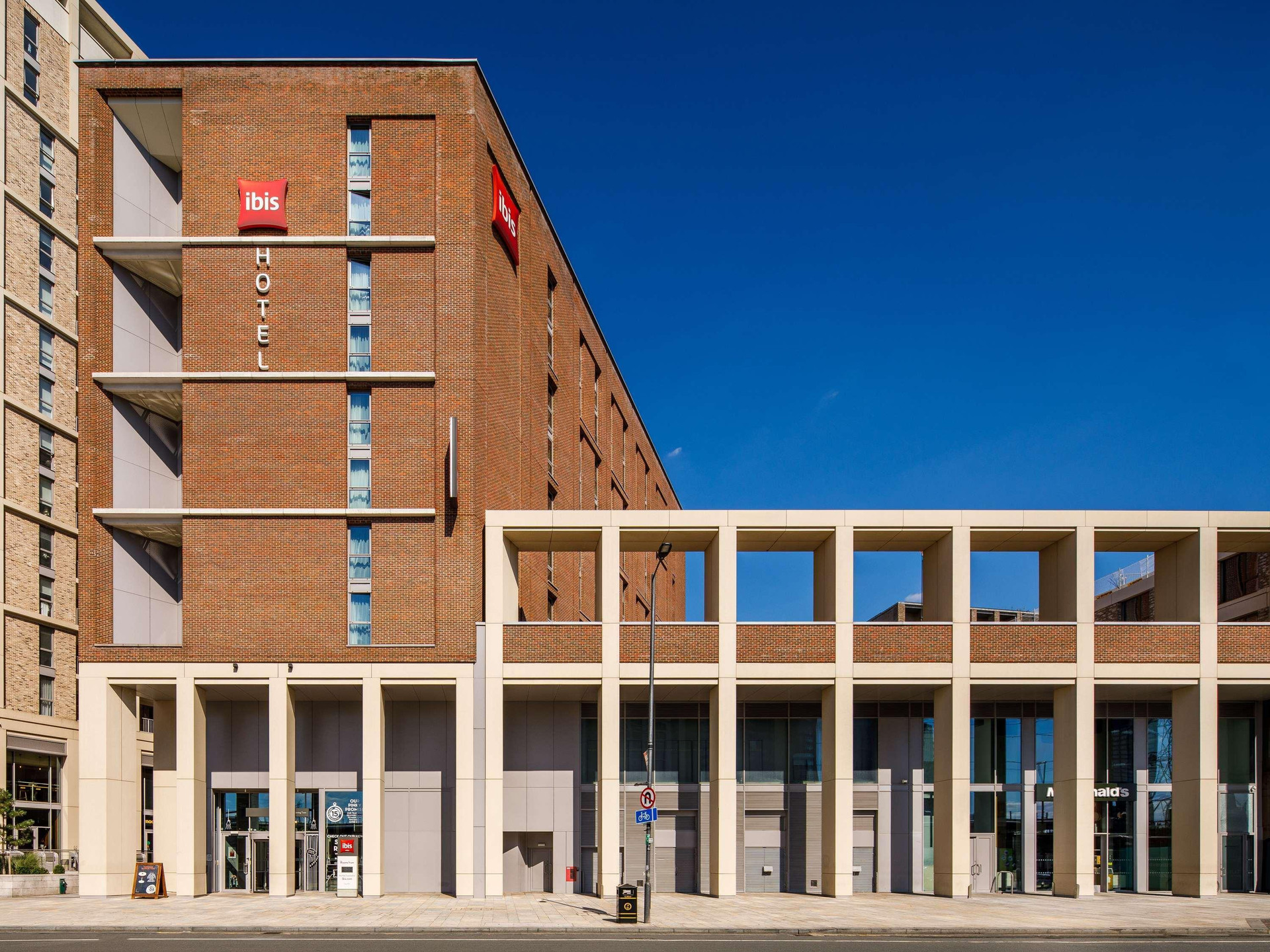 Vista Exterior ibis London Canning Town