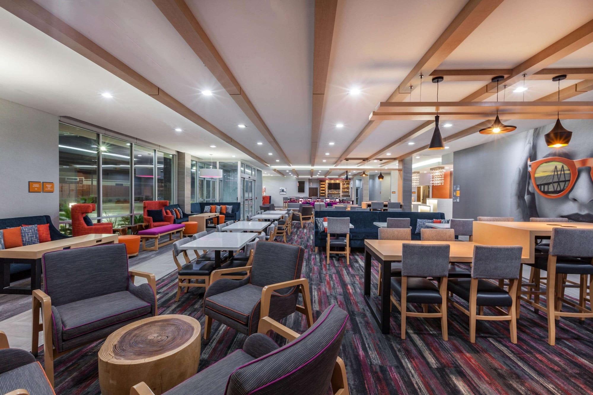 Vista Lobby La Quinta Inn & Suites by Wyndham Houston East at Sheldon Rd