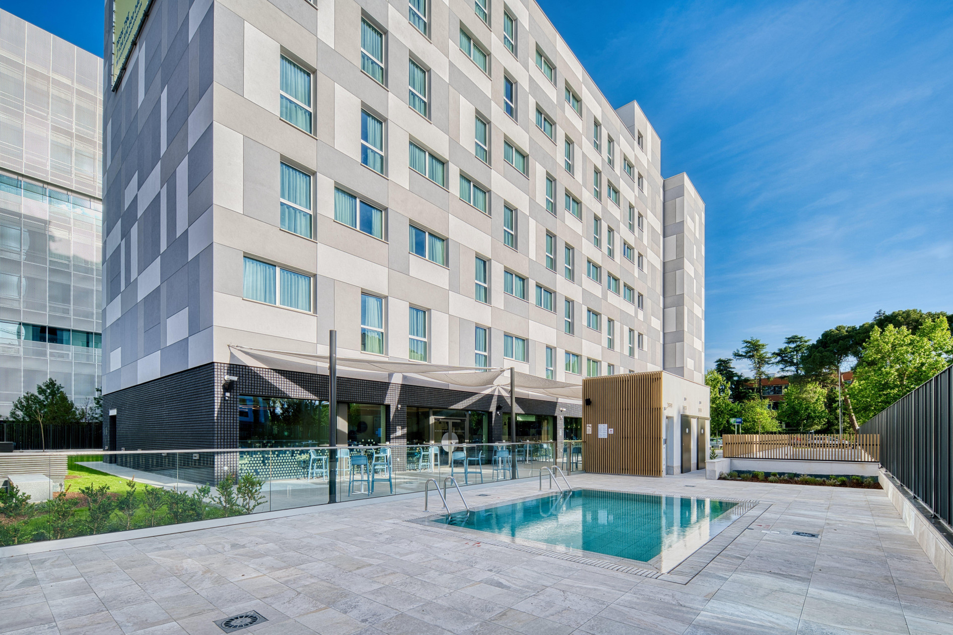 Vista Exterior Holiday Inn Express Madrid Airport by IHG