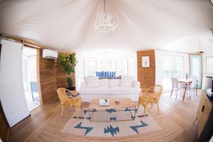 Alquiler Vacacional - Luxury Glamping on 100+ Acres on the San Marcos River at Wahwahtaysee Resort