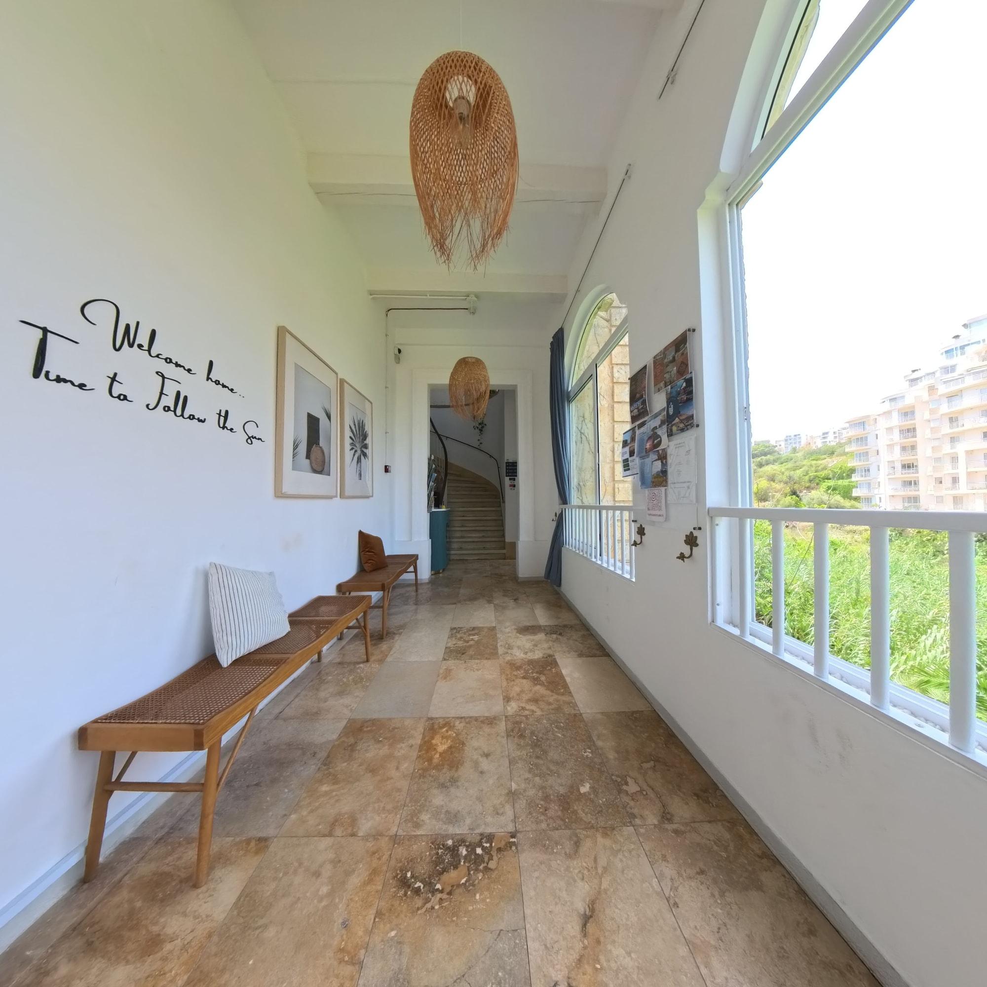 Vista Exterior Follow the Sun Boutique Hostel - Pool, Breakfast & Sea Views