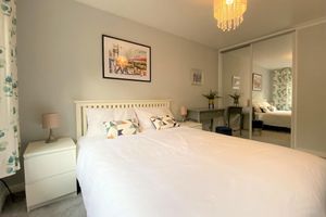 Alquiler Vacacional - 7 Mins to Gatwick Airport, Easy Commute to London! Comfortable King Size Bed!