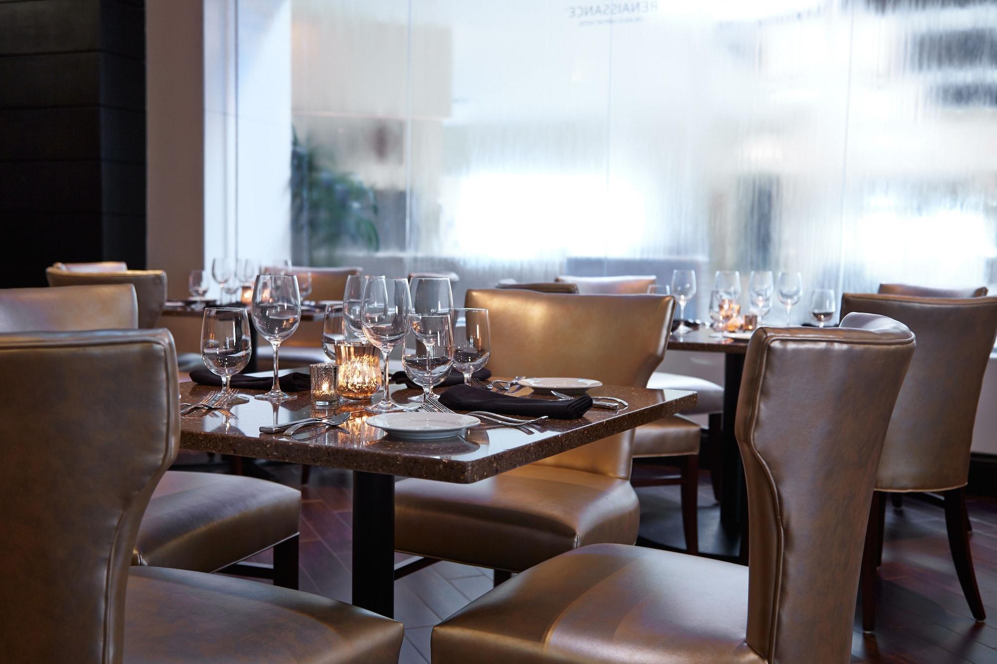 Restaurant Renaissance Orlando Airport Hotel by Marriott