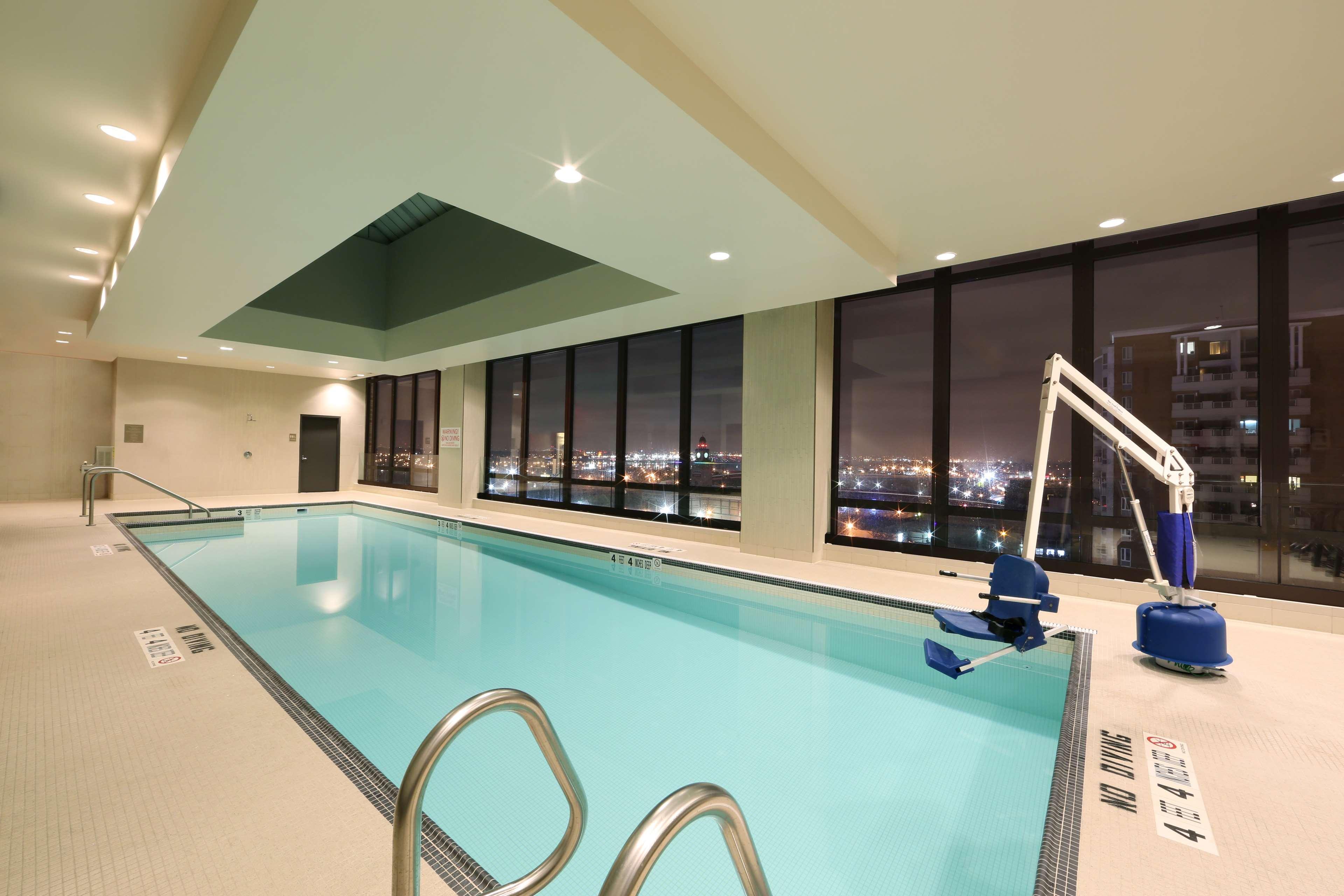 Vista Piscina Hyatt Place Flushing/LaGuardia Airport
