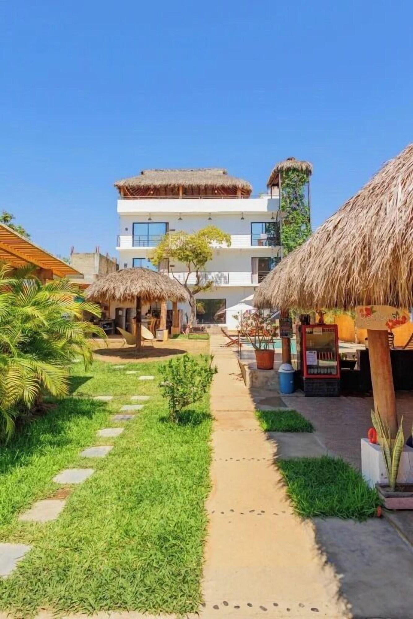 Vista Exterior SurfNest Tamarindos