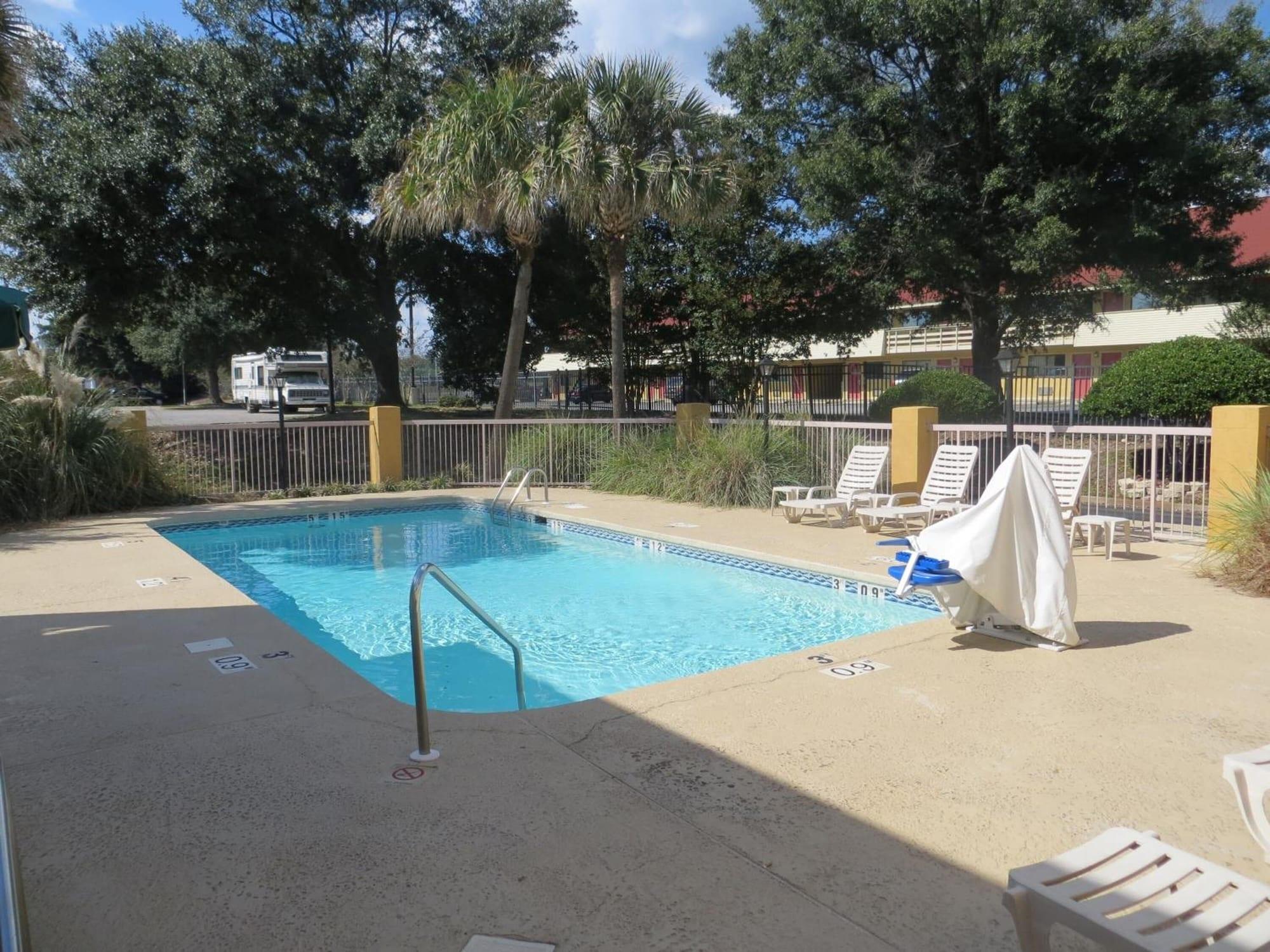 Vista Piscina Fairview Inn and Suites