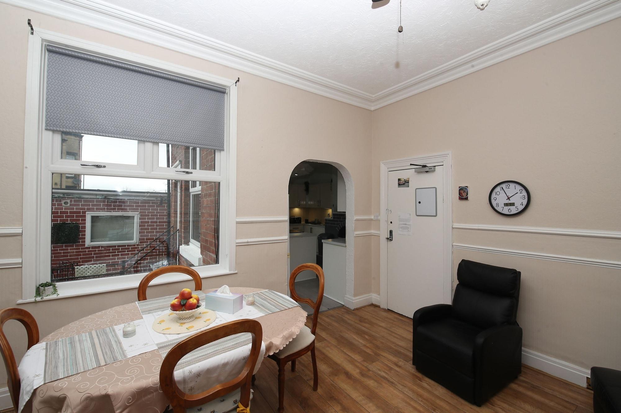 Vista Lobby Woodville Lodge Leeds Free Parking Direct Bus to City Centre