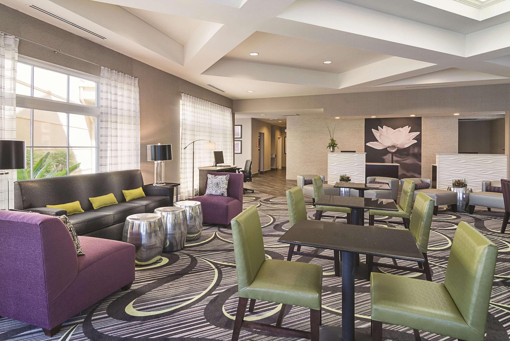 Vista Lobby La Quinta Inn & Suites by Wyndham Phoenix Mesa West