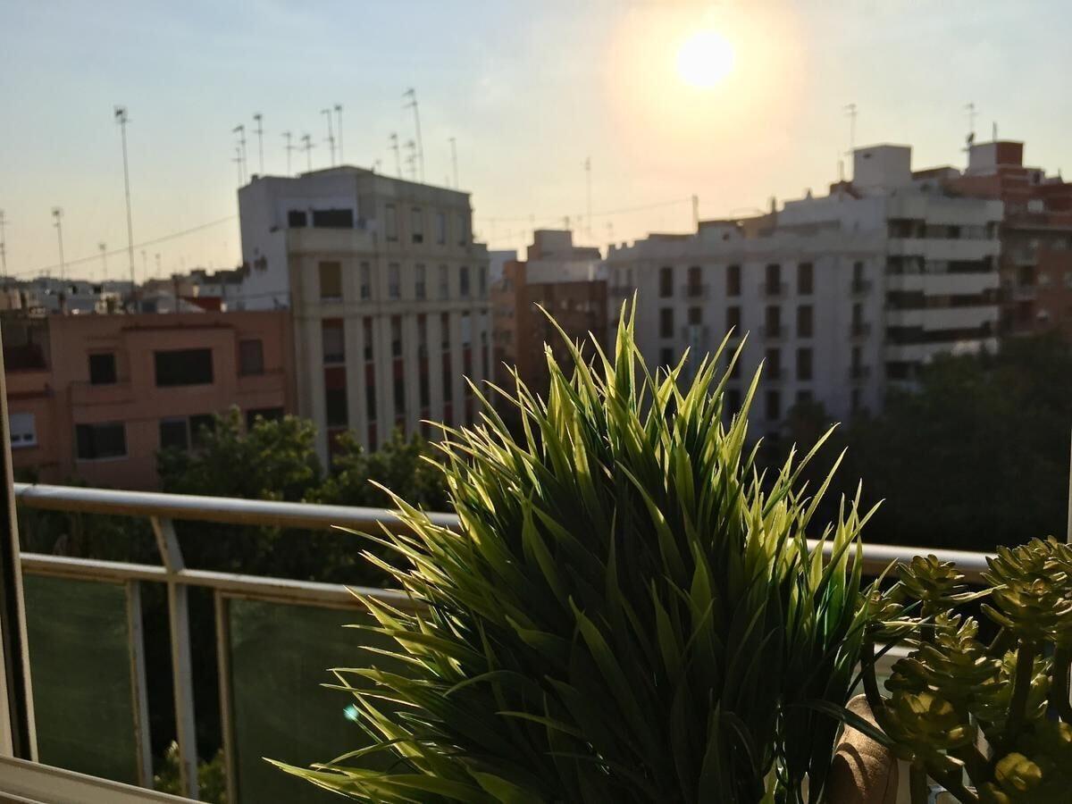Vista Exterior OYO Guest House Torre de Quart