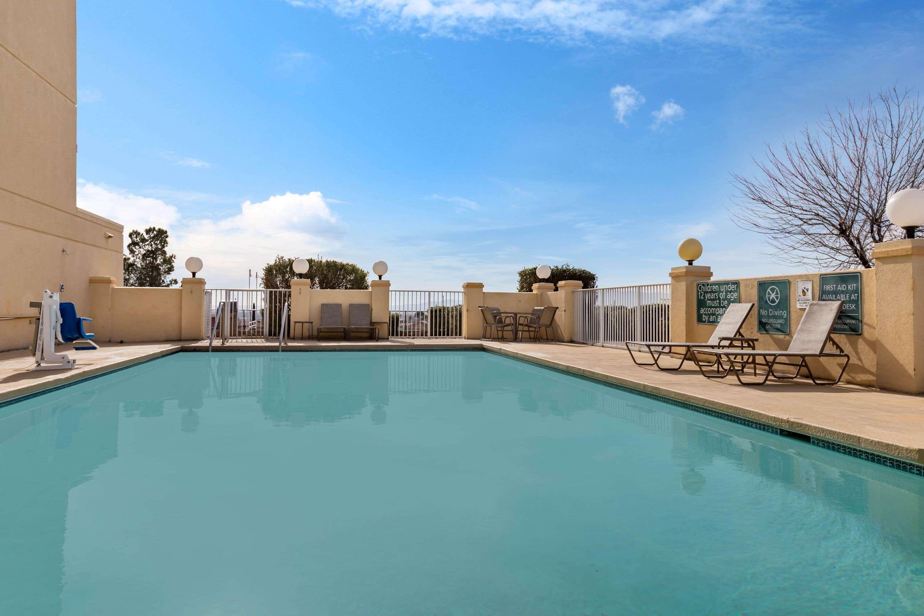 Vista Piscina La Quinta Inn & Suites by Wyndham El Paso East