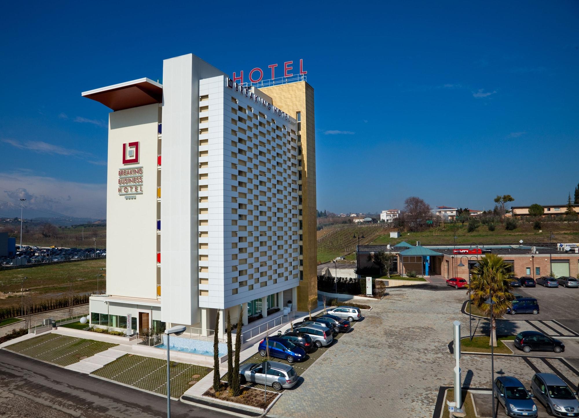 Vista Exterior Breaking Business Hotel