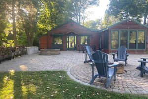 Alquiler Vacacional - Charming Log Cabin on a private spring fed lake