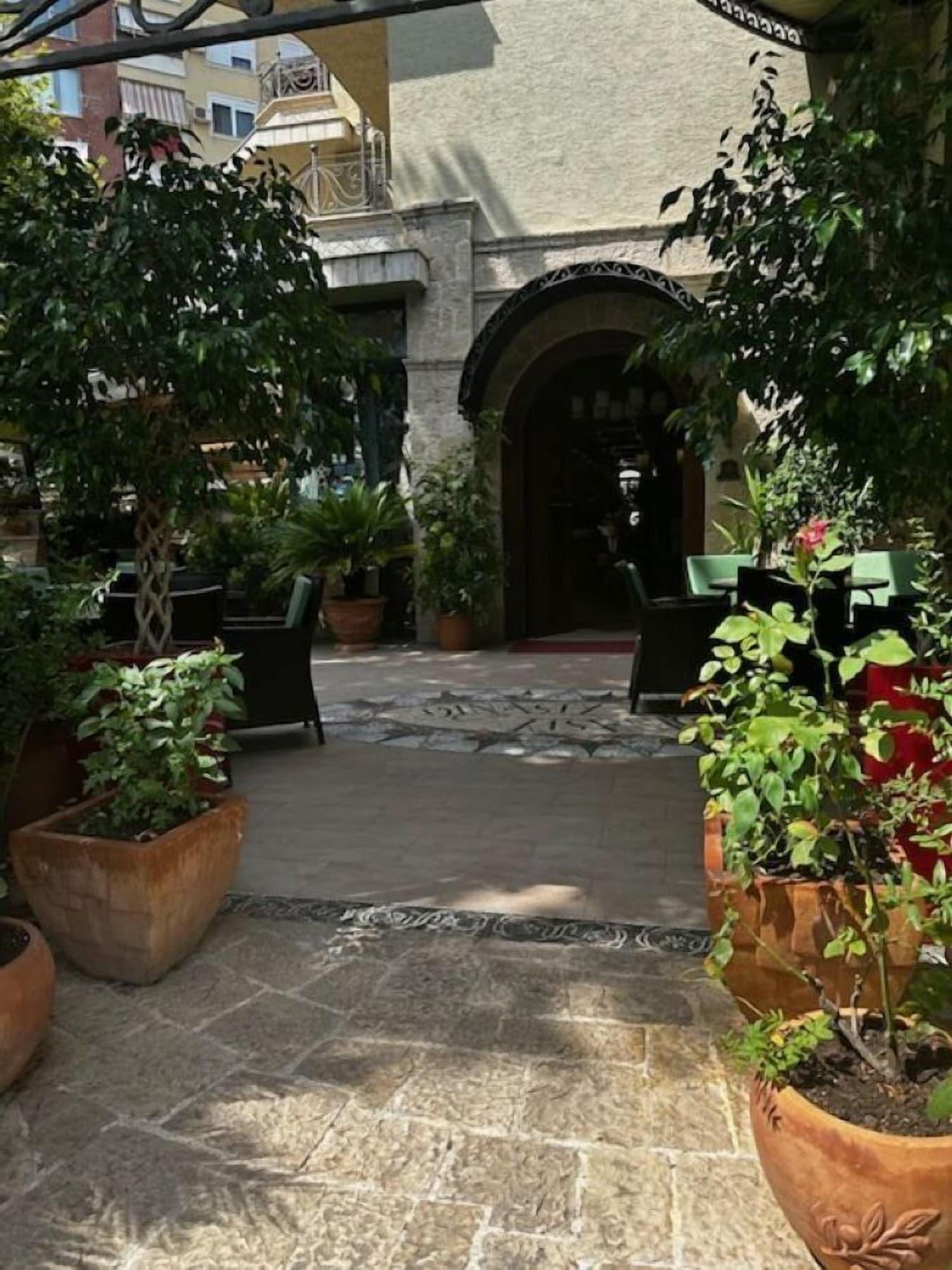 Vista Exterior Dinasty Hotel