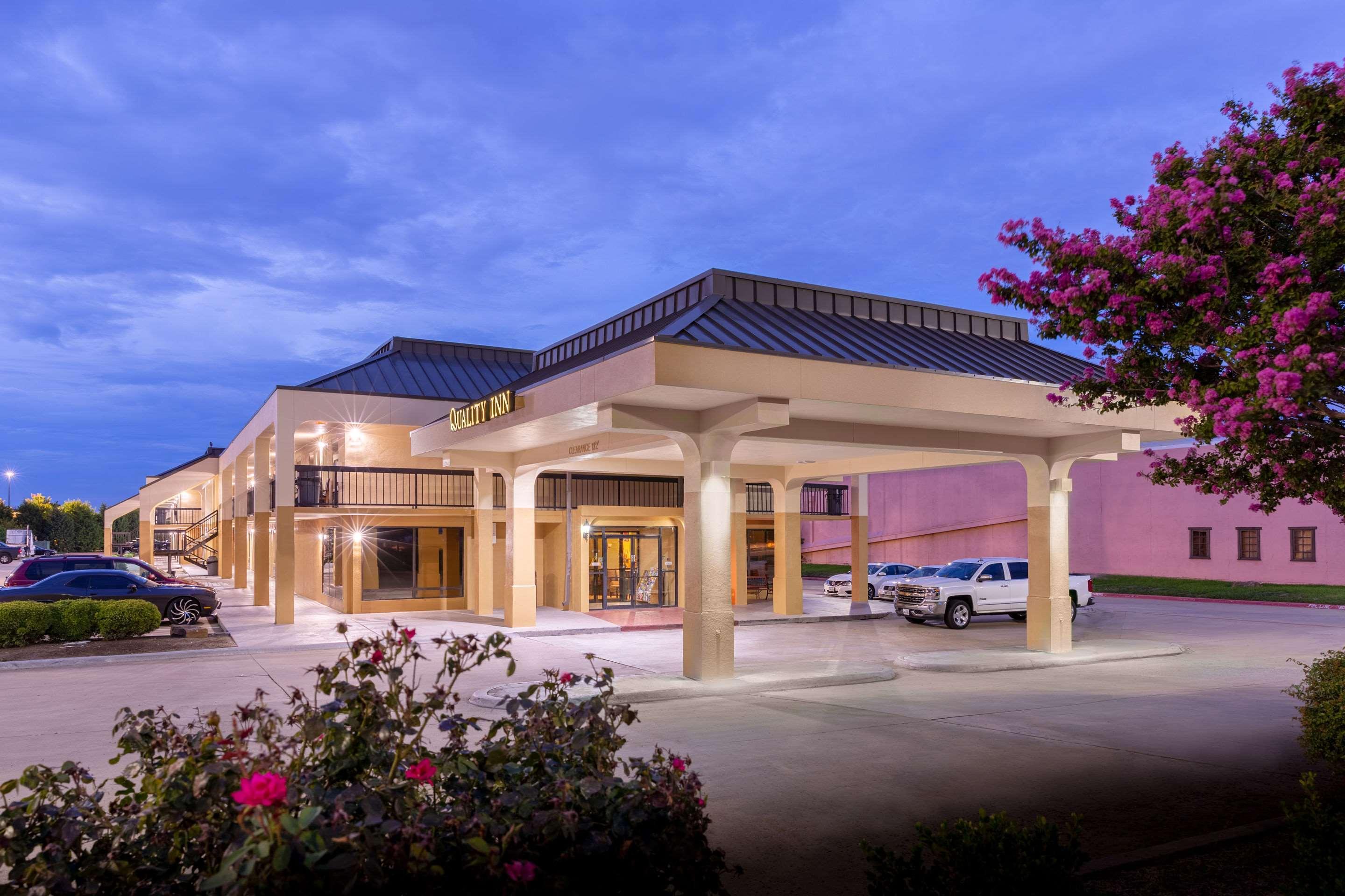 Vista Exterior Quality Inn at Arlington Highlands